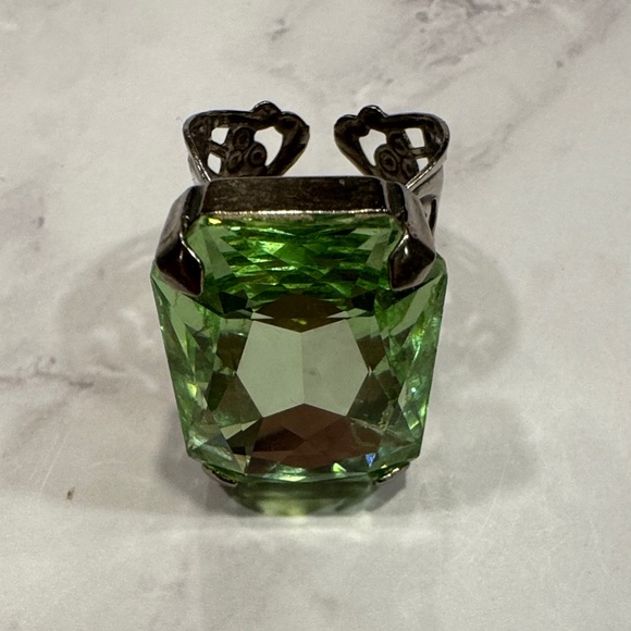 Sorrelli Adjustable Silver Ring with Vibrant Green Stone - Picture 3 of 5
